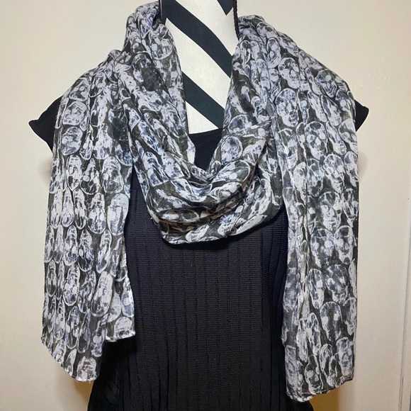 H & M - Black and gray skull scarf - Picture 2 of 5